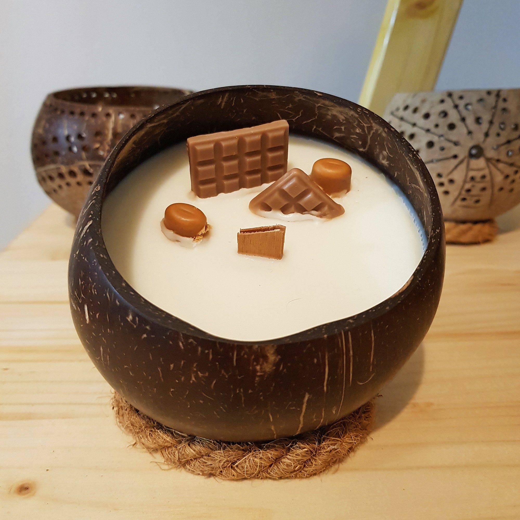 LUMÂNARE PARFUMATĂ ÎN NUCĂ DE COCOS - VANILLA FUDGE